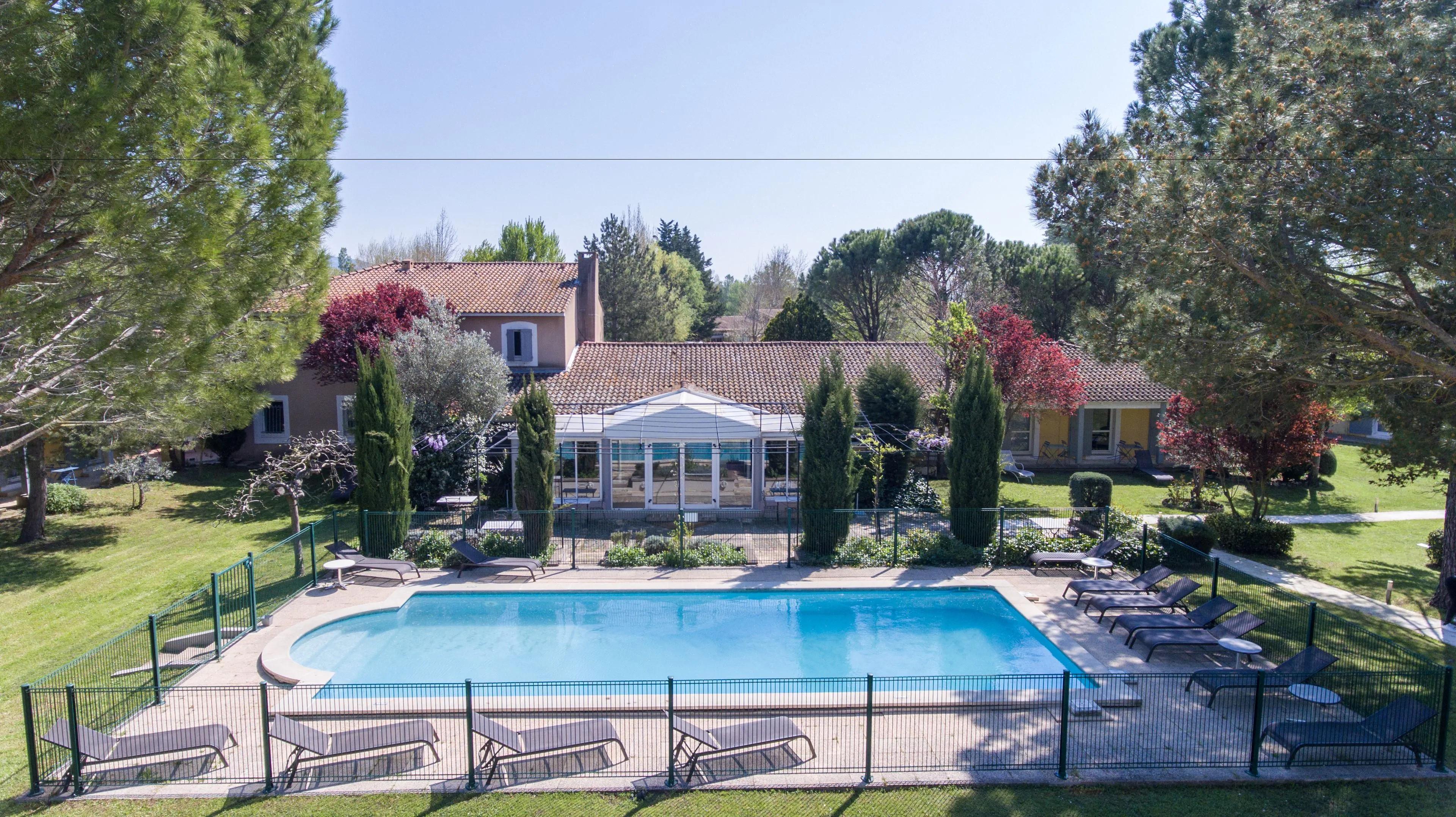 Sowell Hotels Domaine De La Petite Isle LʼIsle-sur-la-Sorgue Exterior foto