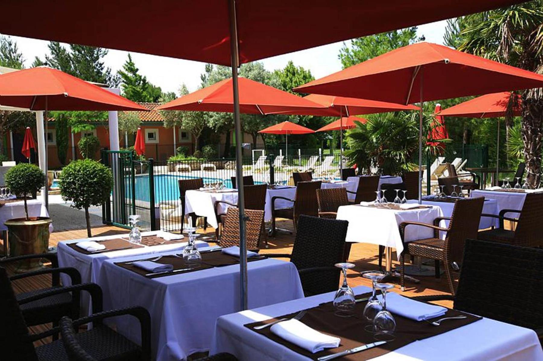 Sowell Hotels Domaine De La Petite Isle LʼIsle-sur-la-Sorgue Exterior foto